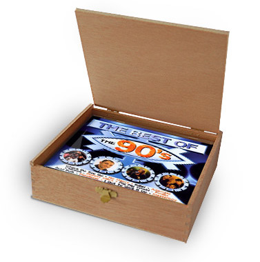 CD der 90er Jahre Musik Hits in Holzkiste mit Banderole