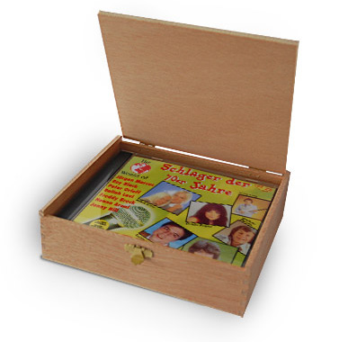 CD der 70er Jahre Schlager in Holzkiste mit Banderole